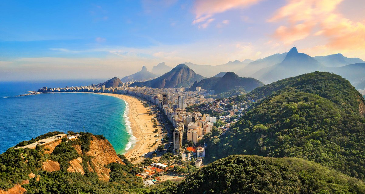 Thành phố Rio de Janeiro của Brazil nằm dọc theo bờ biển Đại Tây Dương, được xây dựng trên một eo biển thuộc vịnh Guanabara. Thành phố từng là thủ đô của Brazil cho đến năm 1960. Phong cảnh tự nhiên và các bãi biển giúp Rio de Janeiro trở thành một trong những điểm đến thu hút khách du lịch của đất nước. Ảnh: Getty Images.