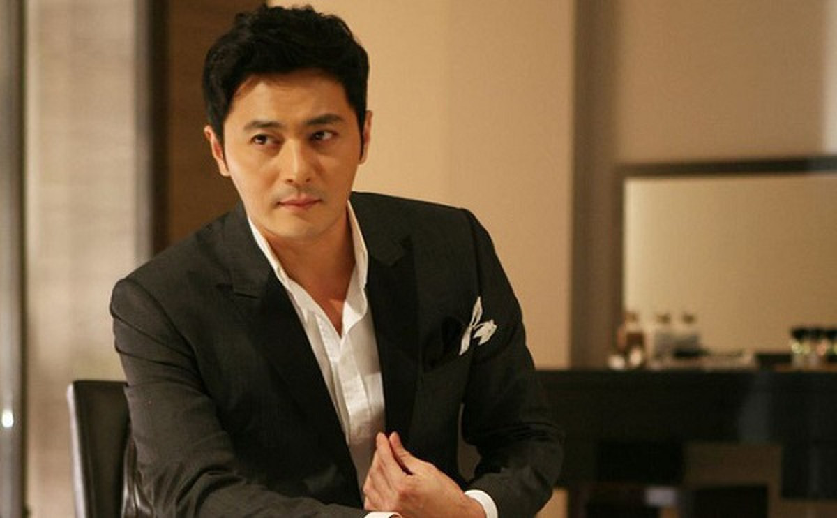  Jang Dong Gun: Scandal tìm gái mua vui nổ ra vào tháng 1/2020 khiến danh tiếng Jang Dong Gun xây dựng gần ba thập kỷ sụp đổ. Trước bê bối tình dục, anh được coi là người đàn ông mẫu mực bậc nhất showbiz Hàn với sự nghiệp thành công, đời tư trong sạch và cuộc hôn nhân hạnh phúc. Sau khi bị phát hiện từng tìm gái giải khuây, tài tử 49 tuổi lập tức trở thành tài tử đáng ghét bậc nhất trong mắt khán giả.