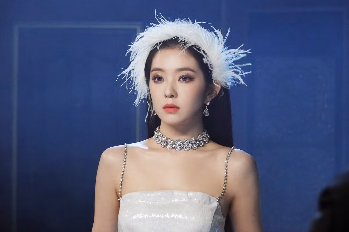  Irene (Red Velvet): Tháng 10/2020, biên tập viên thời trang Kang Kook Hwa tố Irene lăng mạ cô trong 20 phút. Ngôn từ lạnh lùng và có phần cay nghiệt của trưởng nhóm Red Velvet khiến stylist nổi tiếng bật khóc. Irene thừa nhận hành vi, khán giả tức giận trước lối hành xử của nữ thần tượng và yêu cầu cô rời khỏi ngành giải trí.