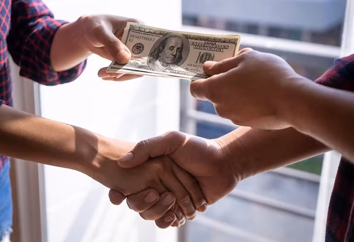 3 noi co tien cung dung lui toi, 2 nguoi khong tien dung chay den gan