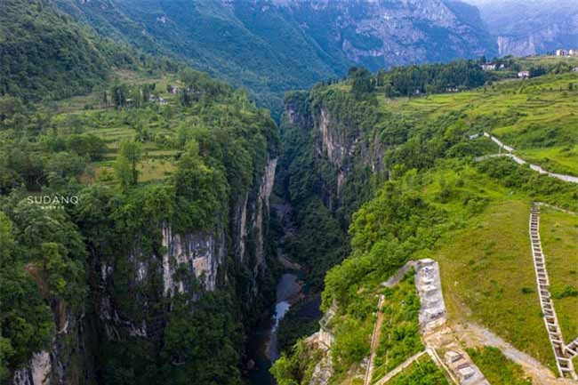 Cáckỳ quan thiên nhiên ở đây đẹp đến nghẹt thở. Sự hình thành củahẻm núi này mất hàng trăm triệu năm.