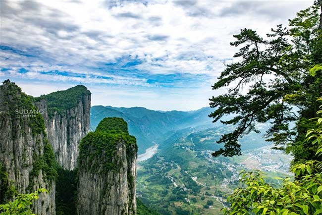 Tronghàng nghìn năm, cột đá bí ẩn này được đánh giá là 1 trong 40 địađiểm có phong cảnh đẹp nhất Trung Quốc. Đây là cảnh quan mang tínhbiểu tượng của Enshi Grand Canyon.