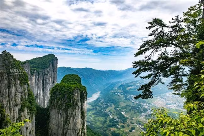 Tronghàng nghìn năm, cột đá bí ẩn này được đánh giá là 1 trong 40 địađiểm có phong cảnh đẹp nhất Trung Quốc. Đây là cảnh quan mang tínhbiểu tượng của Enshi Grand Canyon.