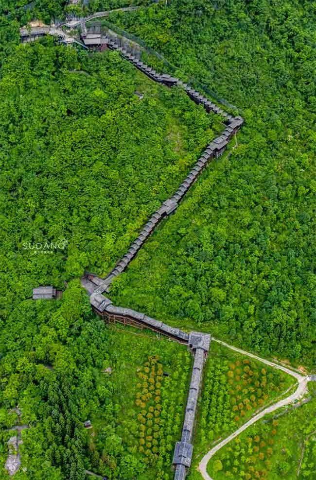 Trongtrường hợp có mưa, sương mù giăng khắp lối tạo nên cảnh quan tuyệtvời.