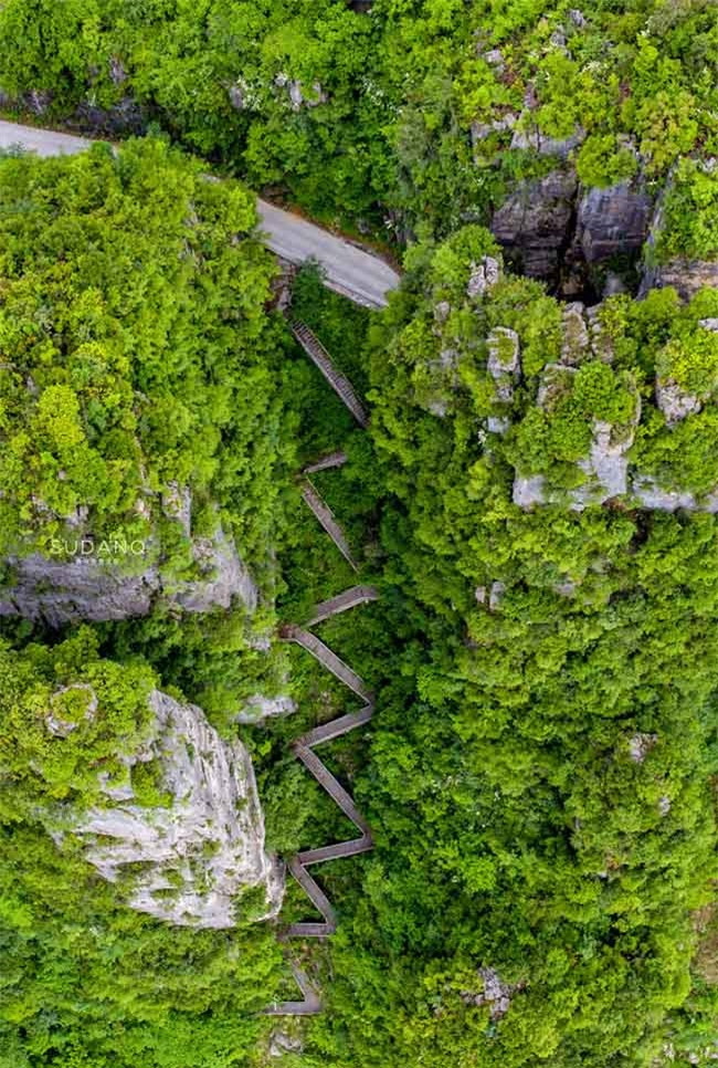 Côngtrình kỳ diệu của thiên nhiên có thể được nhìn thấy ở khắp mọi nơi,có thể được mô tả như hàng ngàn ngọn núi, rặng núi, khe núi, hangđộng đá vôi, sông ngầm.