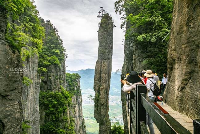 Điểmnổi bật nhất của hẻm núi này là Yizhuxiang. Yizhuxiang thực chất làmột cột đá nhìn khá mảnh mai, ở giữa 2 vách núi lớn. Hình dáng vàvị trí của nó khiến người ta có cảm giác như sắp đổ, nhưng thực tếnó đã đứng vững chãi suốt hàng chục triệu năm.