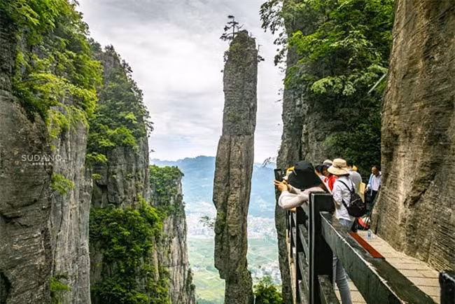 Điểmnổi bật nhất của hẻm núi này là Yizhuxiang. Yizhuxiang thực chất làmột cột đá nhìn khá mảnh mai, ở giữa 2 vách núi lớn. Hình dáng vàvị trí của nó khiến người ta có cảm giác như sắp đổ, nhưng thực tếnó đã đứng vững chãi suốt hàng chục triệu năm.