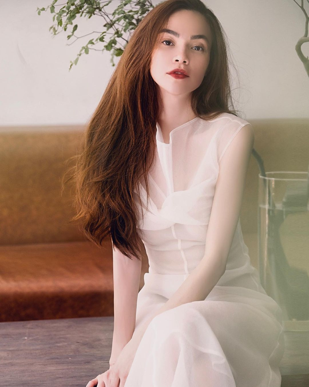 Hồ Ngọc Hà mong manh trong mẫu đầm voan trắng mỏng tang, tinh tế với điểm nhấn là đường xoắn ngực.