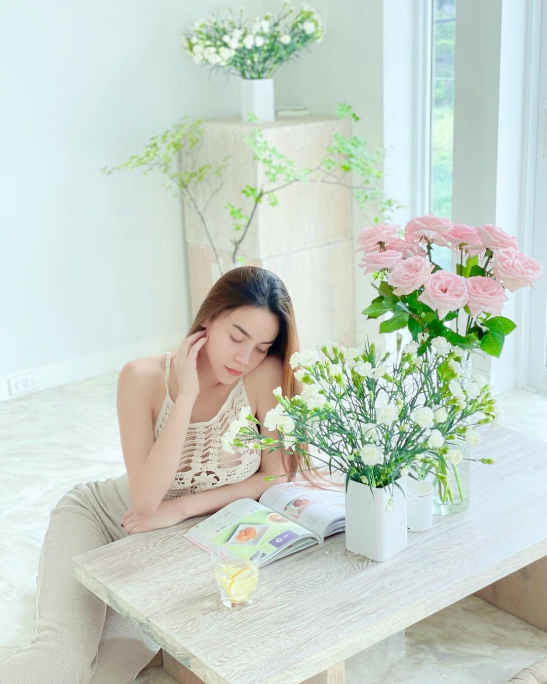 Dịu dàng và thật nữ tính với crochet yếm, Hà Hồ khéo khoe bờ vai và thân hình gợi cảm khi đọc sách ở nhà.