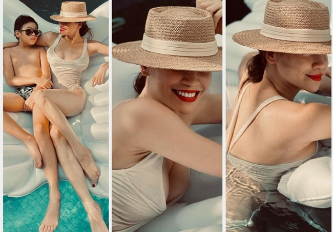 Trong thiết kế bikini 1 mảnh màu trắng, tối giản, giọng ca “Em muốn anh đưa em về” toát lên vẻ sexy cổ điển khi chọn đúng màu son đỏ rực và mix cùng mũ cói vành ngang.