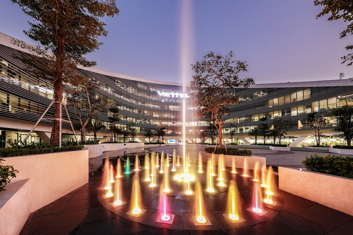 Theo thiết kế, phần mái của trụ sở Viettel được làm một cách sáng tạo với vườn cây và giếng trời giúp đón ánh sáng và tránh nóng tự nhiên.