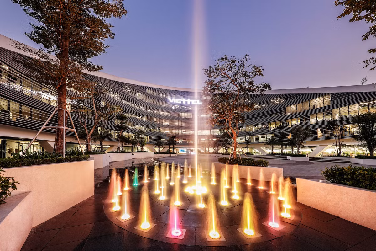 Theo thiết kế, phần mái của trụ sở Viettel được làm một cách sáng tạo với vườn cây và giếng trời giúp đón ánh sáng và tránh nóng tự nhiên.