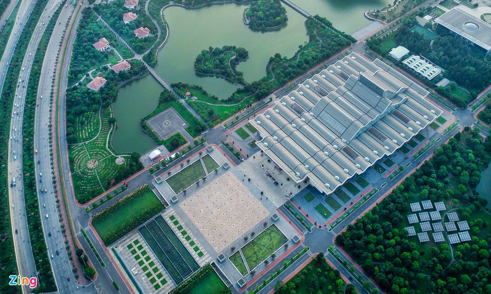 br/> Trung tâm Hội nghị Quốc gia (NCC) khánh thành năm 2005. Công trình có tổng diện tích 64 ha, bao gồm các hạng mục tòa nhà chính, khuôn viên cây xanh, quảng trường nước, khu vực đỗ xe ngoài trời, gara để xe ngầm, sân bay trực thăng và các hạng mục phụ trợ khác. NCC là trung tâm hội nghị đạt tiêu chuẩn quốc tế tổ chức nhiều sự kiện lớn trong và ngoài nước với sự tham gia của hàng nghìn người.