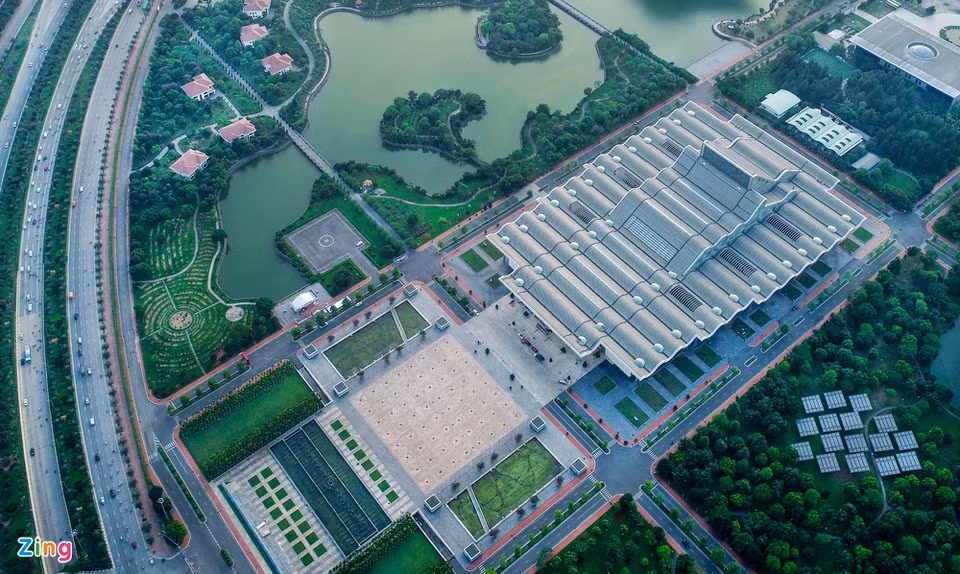 br/> Trung tâm Hội nghị Quốc gia (NCC) khánh thành năm 2005. Công trình có tổng diện tích 64 ha, bao gồm các hạng mục tòa nhà chính, khuôn viên cây xanh, quảng trường nước, khu vực đỗ xe ngoài trời, gara để xe ngầm, sân bay trực thăng và các hạng mục phụ trợ khác. NCC là trung tâm hội nghị đạt tiêu chuẩn quốc tế tổ chức nhiều sự kiện lớn trong và ngoài nước với sự tham gia của hàng nghìn người.