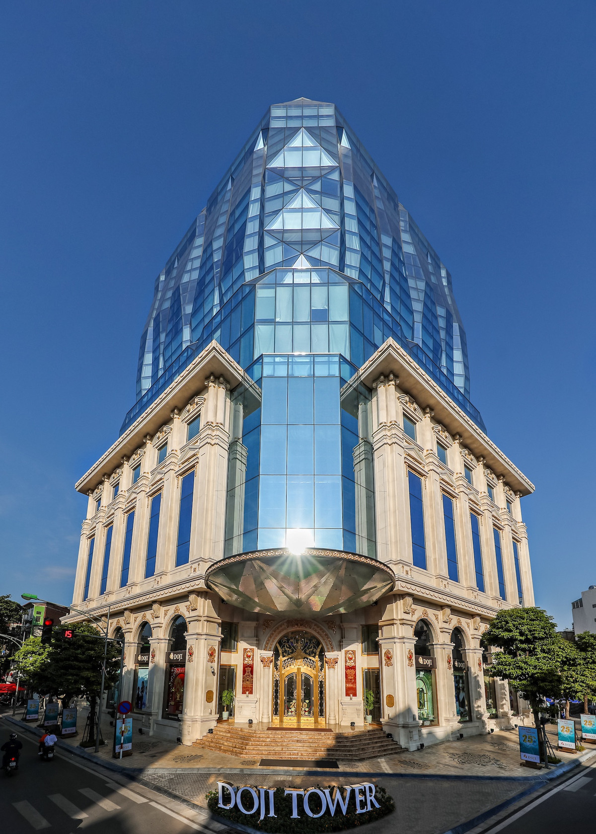 Doji Tower là một tòa nhà văn phòng hạng A tọa lạc ngay ngã tư Lê Duẩn - Nguyễn Thái Học. Công trình có quy mô 16 tầng nổi và 3 tầng hầm, trong đó mỗi mặt sàn rộng khoảng 600 m2. Điểm đặc biệt của tòa nhà là sử dụng các tấm kính phản chiếu ánh mặt trời, vừa giảm nhiệt của khu văn phòng, vừa tạo nên hiệu ứng ánh sáng lấp lánh như viên kim cương khổng lồ. Ban đêm, hệ thống đèn led hoạt động liên tục, tạo sự ấn tượng cho người đi đường.