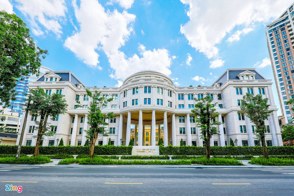 br/> Ngoài các tòa nhà do các tập đoàn tư nhân đầu tư, nhiều công trình của Nhà nước mới xây dựng cũng hiện đại không kém. Một trong số đó là trụ sở mới của Tòa án nhân dân tối cao trên phố Hai Bà Trưng, quận Hoàn Kiếm. Dự án được xây dựng trên diện tích 6.417 m2 với quy mô 6 tầng nổi và 4 tầng hầm, mang phong cách kiến trúc tân cổ điển.