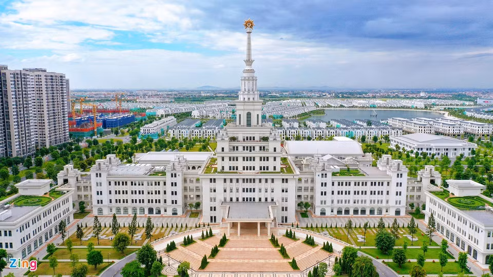 br/> Đại học VinUni nằm trong quần thể đại đô thị Vinhomes Ocean Park tại huyện Gia Lâm cũng là một nét kiến trúc mới của thủ đô. Kiến trúc của công trình được kết hợp giữa phong cách tân cổ điển ở mặt ngoài, thiết kế nội thất hiện đại bên trong. Để giúp sinh viên có một không gian sinh hoạt, vui chơi giải trí tốt nhất, chủ đầu tư xây thêm một khu liên hợp thể thao rộng 44.000 m2 gồm bể bơi, phòng tập gym, sân chơi bóng đá... Ảnh: Hoàng Hà.