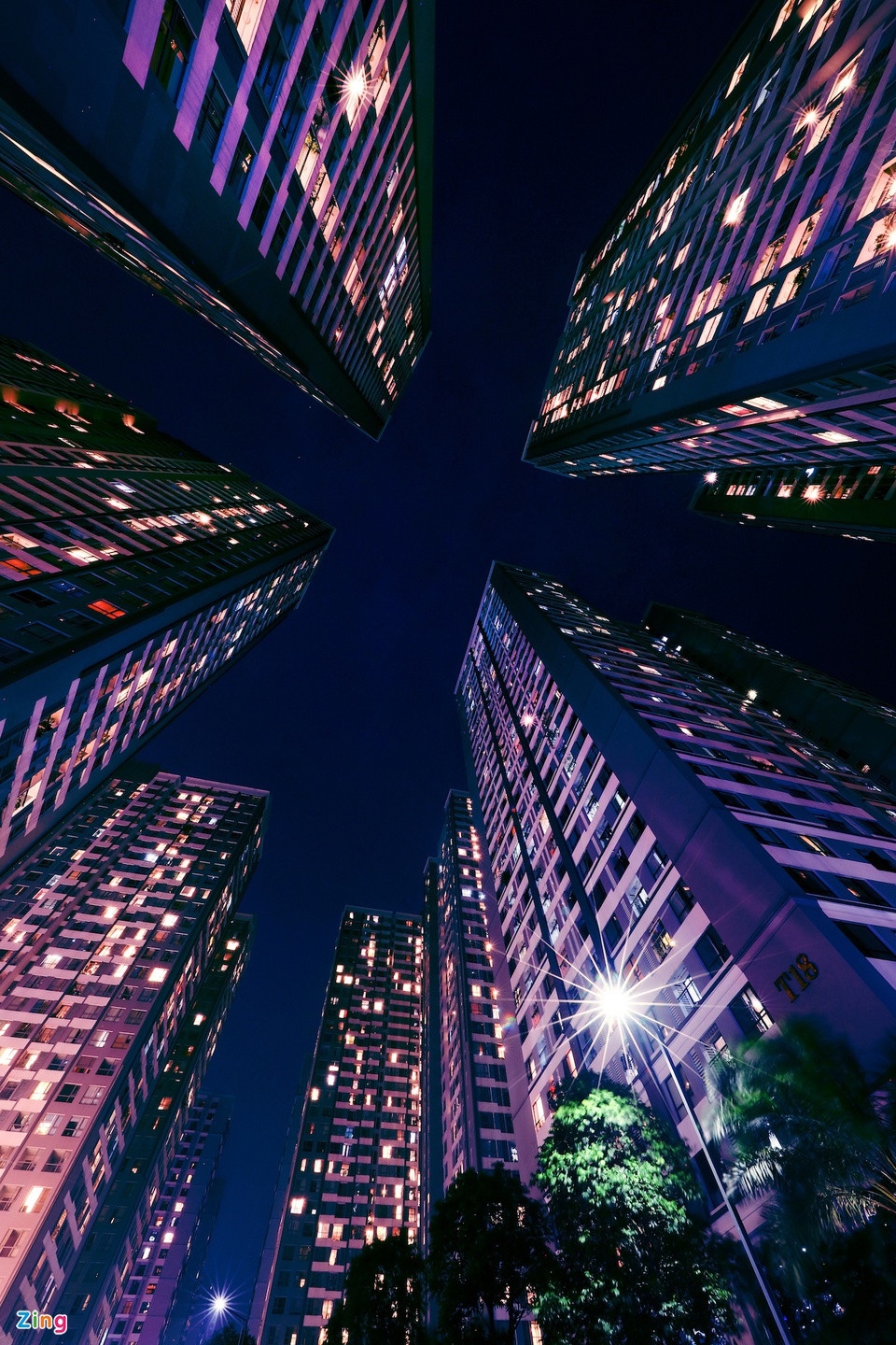 br/> Điểm nhấn hiện đại trên nhiều tuyến phố không thể không kể đến trung tâm thương mại và chung cư. Trong ảnh là khu căn hộ Park Hill - Times City (quận Hoàng Mai), một trong những khu đô thị mới hiện đại gần trung tâm thành phố. Khu căn hộ gần cầu Vĩnh Tuy, kết nối thuận tiện với cửa ngõ phía đông vào thành phố bằng tuyến đường vành đai 2 đang xây dựng.