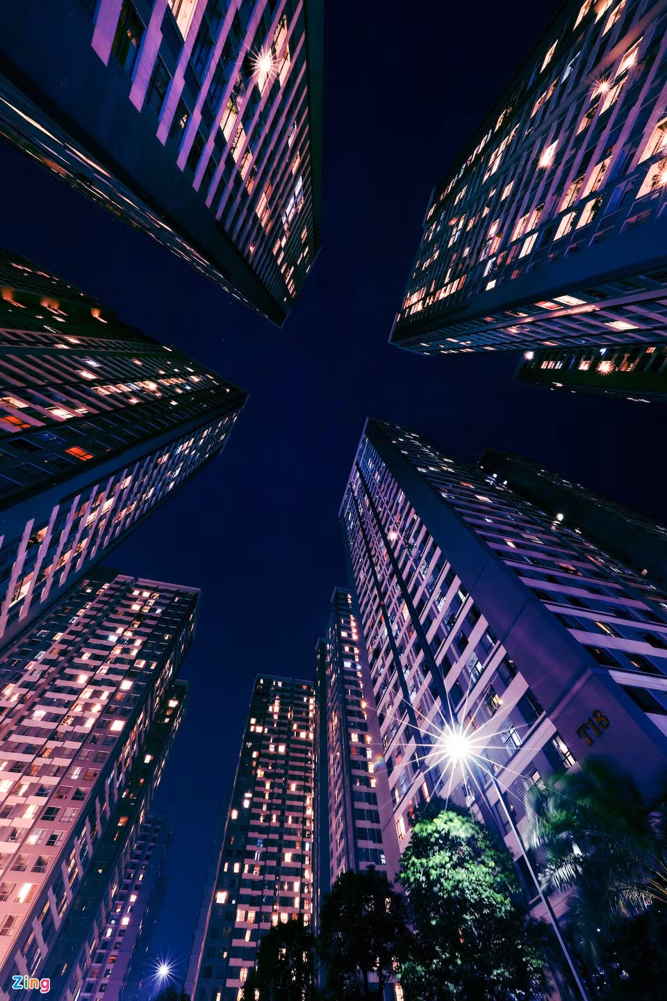 br/> Điểm nhấn hiện đại trên nhiều tuyến phố không thể không kể đến trung tâm thương mại và chung cư. Trong ảnh là khu căn hộ Park Hill - Times City (quận Hoàng Mai), một trong những khu đô thị mới hiện đại gần trung tâm thành phố. Khu căn hộ gần cầu Vĩnh Tuy, kết nối thuận tiện với cửa ngõ phía đông vào thành phố bằng tuyến đường vành đai 2 đang xây dựng.