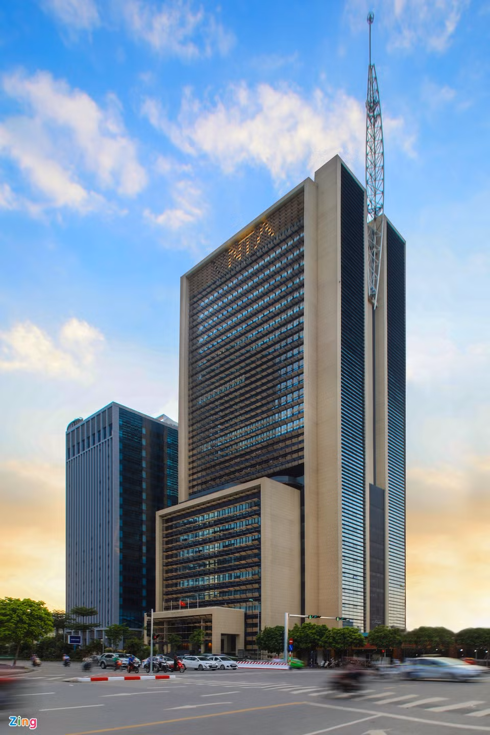 br/> Tọa lạc trên đường Dương Đình Nghệ (quận Cầu Giấy) là tòa nhà văn phòng cao 121,3 m, 28 tầng, 4 tầng hầm, tổng diện tích đất xây dựng 11.373 m2, kết hợp với hệ thống hạ tầng kỹ thuật, vườn hoa cây xanh đồng bộ. Đây là trụ sở của Cục viễn thông thuộc Bộ Thông tin và Truyền thông.