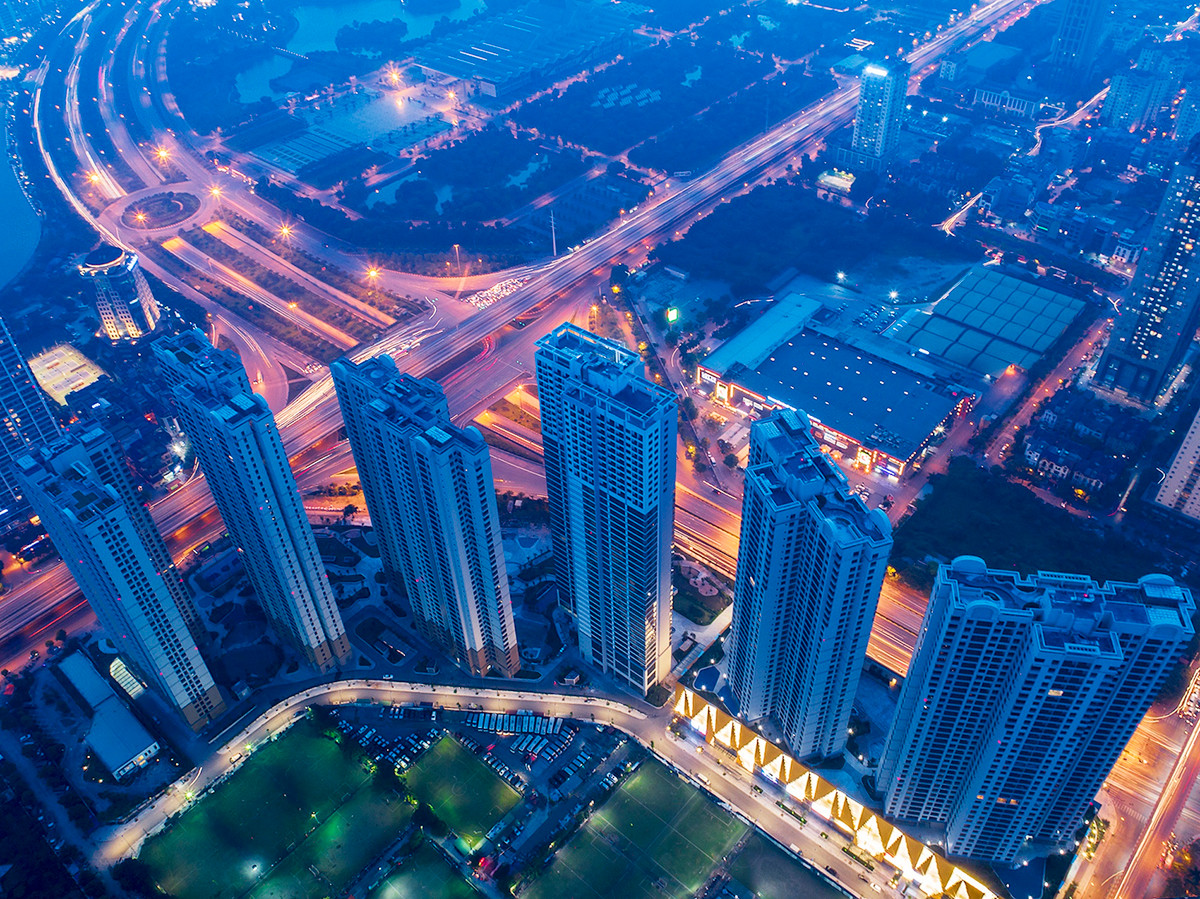 Ở đây có không gian cây xanh rộng lớn và hồ điều hòa rộng 19 ha ngay cạnh, được ví như "lá phổi xanh" điều tiết cho không khí, phù hợp cho cuộc sống hiện đại.