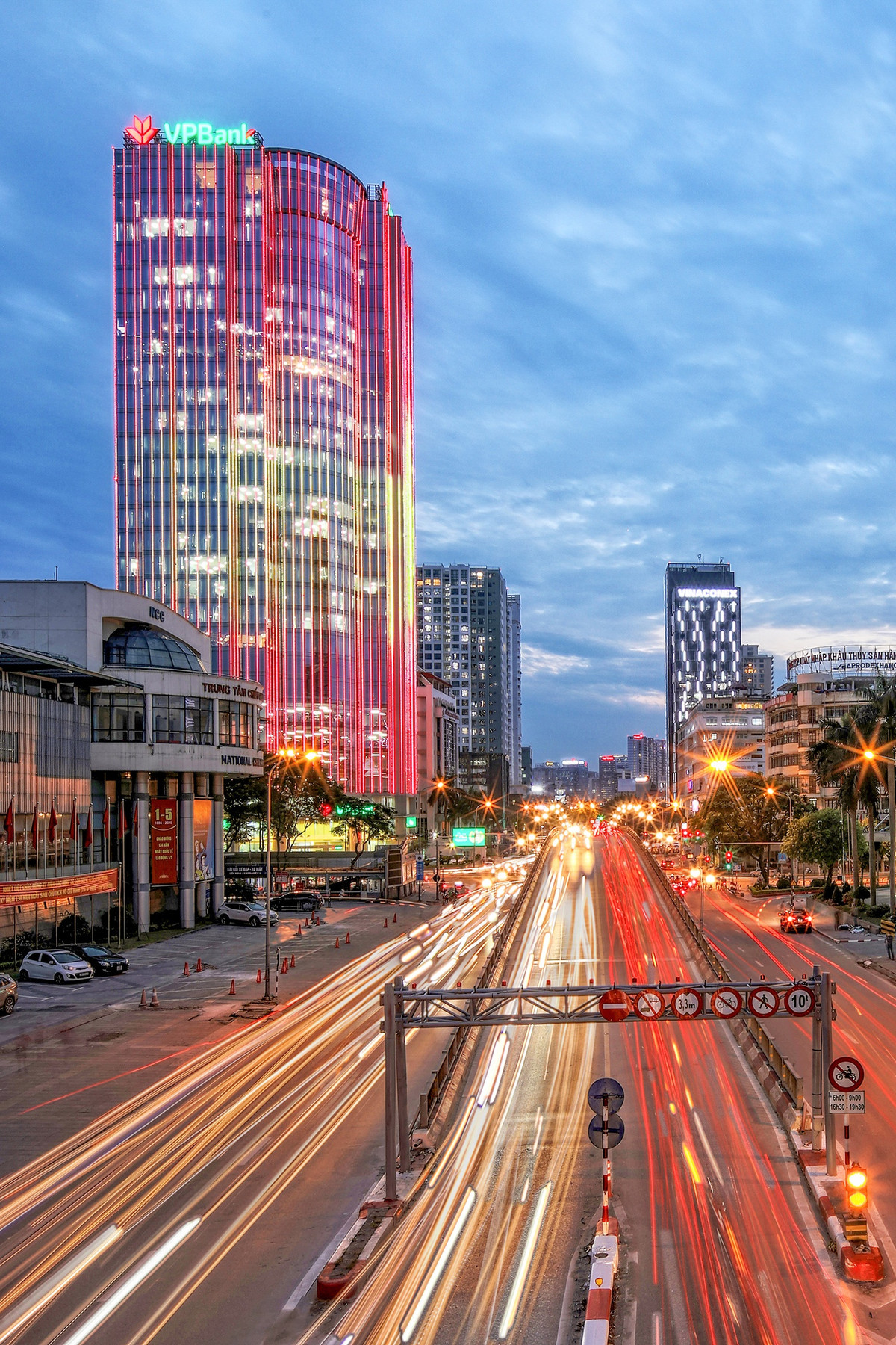 Tòa nhà VP Bank tại ngã tư Thái Hà - Láng Hạ - Huỳnh Thúc Kháng (quận Đống Đa). Đây là một trong những khu vực phát triển tập trung và sầm uất nhất thủ đô. Công trình được xây dựng gồm 29 tầng nổi (đã bao gồm 1 tầng kỹ thuật và 1 tầng tum mái) và 3 tầng hầm, tổng diện tích xây dựng 26.000 m2. Chỗ đỗ xe rộng lớn tại 3 tầng hầm với diện tích 1.264 m2 để ôtô và 2.580 m2 để xe máy.