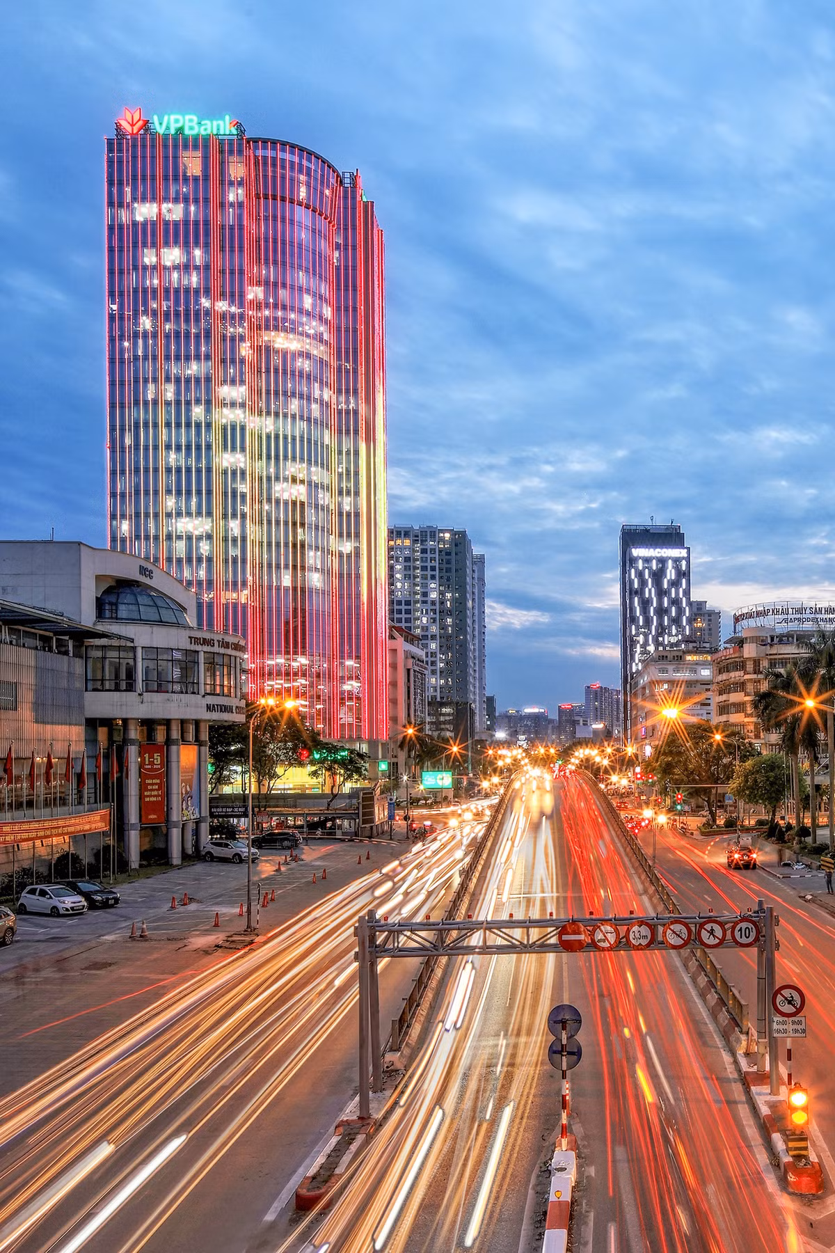 Tòa nhà VP Bank tại ngã tư Thái Hà - Láng Hạ - Huỳnh Thúc Kháng (quận Đống Đa). Đây là một trong những khu vực phát triển tập trung và sầm uất nhất thủ đô. Công trình được xây dựng gồm 29 tầng nổi (đã bao gồm 1 tầng kỹ thuật và 1 tầng tum mái) và 3 tầng hầm, tổng diện tích xây dựng 26.000 m2. Chỗ đỗ xe rộng lớn tại 3 tầng hầm với diện tích 1.264 m2 để ôtô và 2.580 m2 để xe máy.