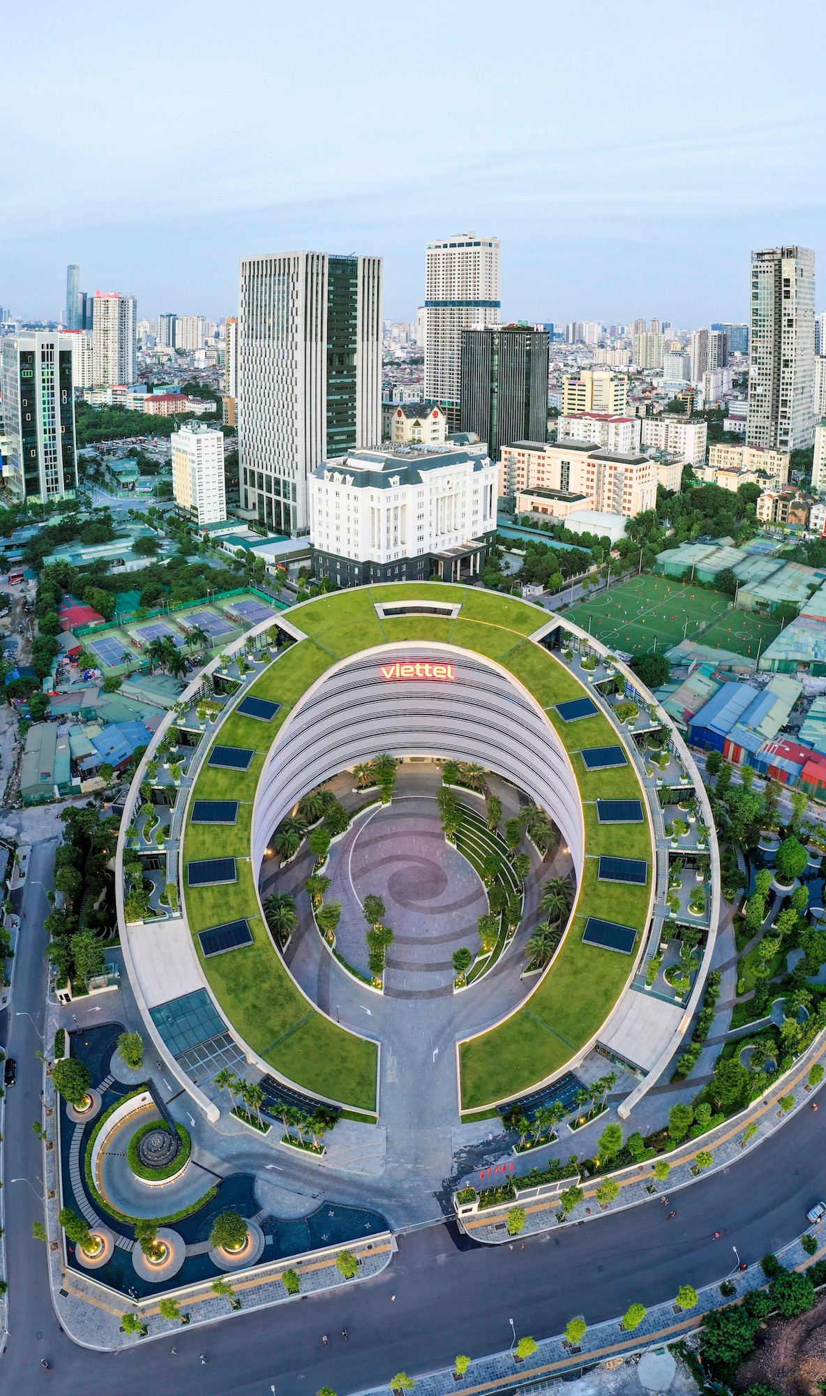 Với sự gia tăng dân số và sôi động của thị trường bất động sản, ngày càng nhiều tòa nhà văn phòng, cao ốc, khu đô thị hiện đại được xây dựng tại Hà Nội trong những năm qua, góp phần thay đổi bộ mặt thành phố. Tại quận Cầu Giấy, trụ sở của Tập đoàn Viễn thông quân đội - Viettel mới khánh thành không lâu. Trước mặt dự án là khu đất rộng 32 ha được quy hoạch làm công viên hồ điều hòa CV1, với 19 ha diện tích mặt nước.