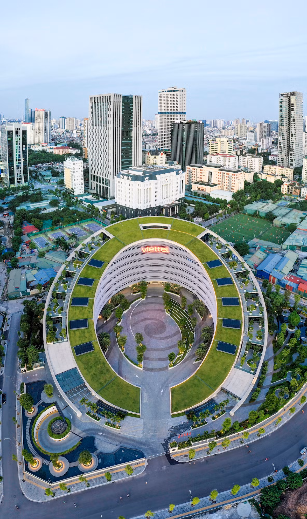 Với sự gia tăng dân số và sôi động của thị trường bất động sản, ngày càng nhiều tòa nhà văn phòng, cao ốc, khu đô thị hiện đại được xây dựng tại Hà Nội trong những năm qua, góp phần thay đổi bộ mặt thành phố. Tại quận Cầu Giấy, trụ sở của Tập đoàn Viễn thông quân đội - Viettel mới khánh thành không lâu. Trước mặt dự án là khu đất rộng 32 ha được quy hoạch làm công viên hồ điều hòa CV1, với 19 ha diện tích mặt nước.