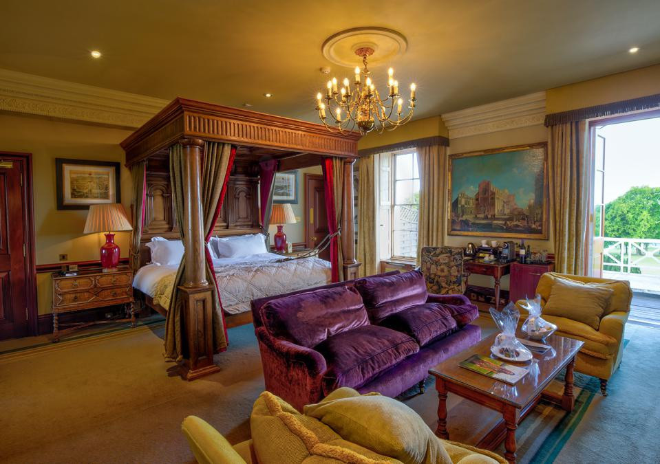 Khách sạn trong Stoke Park có 49 phòng với giá dao động từ 265 - 1.030 USD/đêm. Đại diện Relliance Industries cho biết sẽ mở rộng các tiện ích giải trí và nghỉ dưỡng của Stoke Park trong tương lai. Ảnh: Stoke Park.