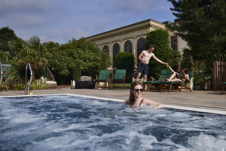 Bên trong lâu đài bao gồm một khách sạn năm sao, ba nhà hàng, sảnh cho khách, phòng spa, phòng tập gym, 13 sân tennis và một sân golf 27 lỗ dành cho các giải đấu lớn. Ảnh: Stoke Park.