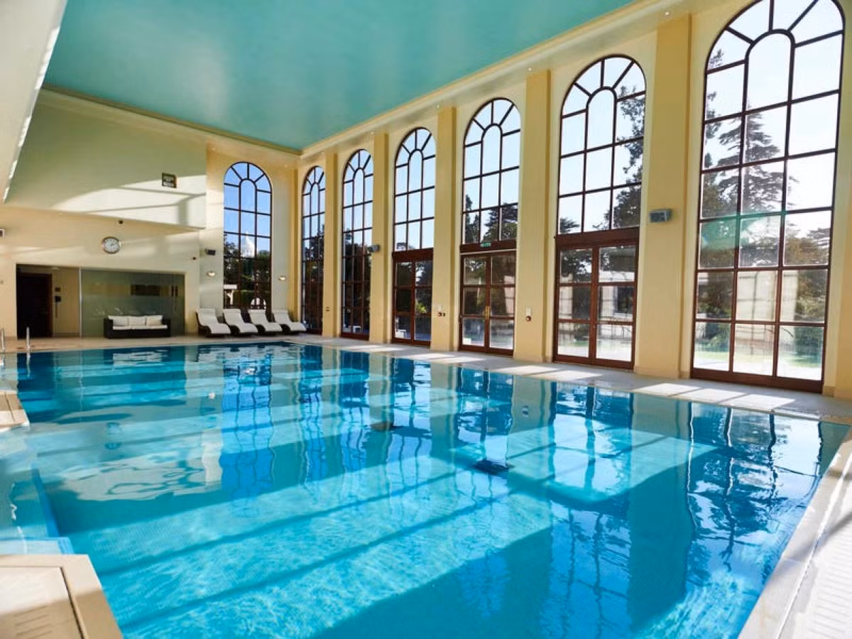 Khu vực phòng gym trong lâu đài có hồ bơi nước nóng trong nhà dài 15 m. Ngoài ra, lâu đài còn có 13 sân tennis gồm 6 sân cỏ, 3 sân trong nhà và 4 sân đất nện nhân tạo. Ảnh: Stoke Park.