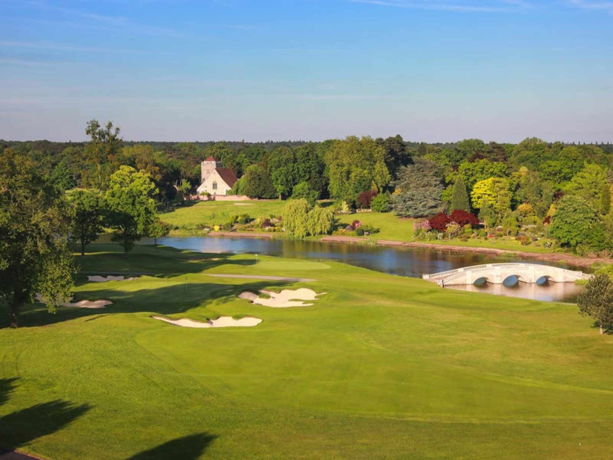 Stoke Park từng xuất hiện trong các cảnh quay trong phim của tài tử điện ảnh James Bond và nhiều phim khác. Nơi này cũng là nơi tổ chức sự kiện quần vợt hàng năm Boodles, quy tụ nhiều tay vợt hàng đầu thế giới như Andy Murray và Novak Djokovic. Ảnh: Stoke Park.