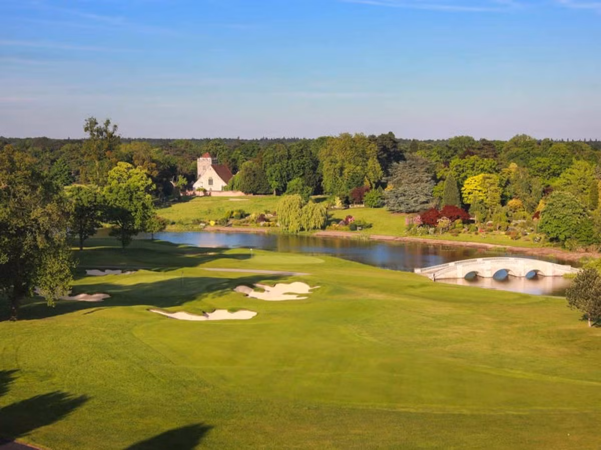 Stoke Park từng xuất hiện trong các cảnh quay trong phim của tài tử điện ảnh James Bond và nhiều phim khác. Nơi này cũng là nơi tổ chức sự kiện quần vợt hàng năm Boodles, quy tụ nhiều tay vợt hàng đầu thế giới như Andy Murray và Novak Djokovic. Ảnh: Stoke Park.