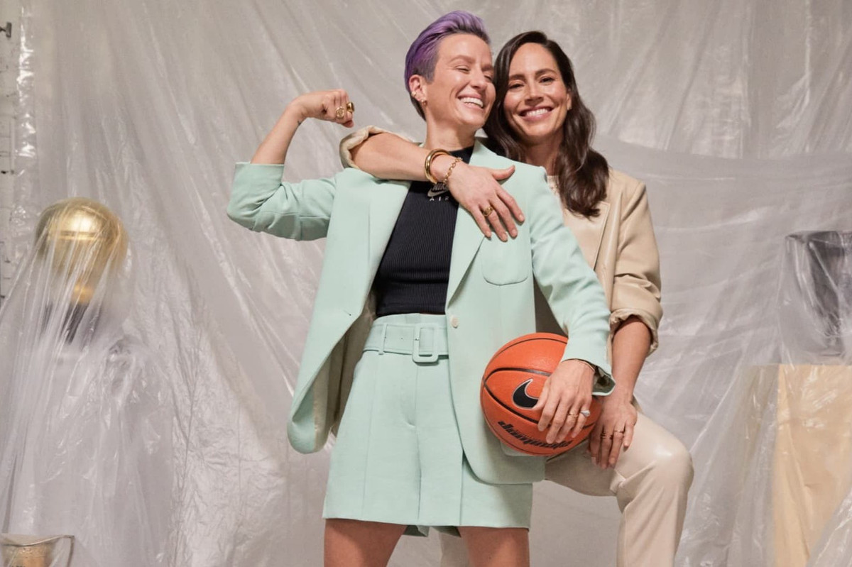 Cặp nữ vận động viên quyền lực tiếp tục góp mặt tại Tokyo 2020 năm nay. Trong đó, Sue được lựa chọn để cầm cờ đại diện cho đội tuyển Olympic Mỹ trong lễ khai mạc Thế vận hội. Nói với Today, Sue cho biết việc các đồng đội lựa chọn cô đại diện cho quốc gia thực sự có ý nghĩa lớn. Đây cũng sẽ là kỳ Olympic cuối cùng mà nữ cầu thủ bóng rổ tham dự. Ảnh: Nike.