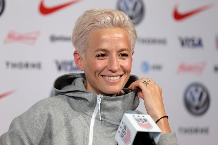 Trong khi đó, Megan Rapinoe, hôn thê của Sue, là cựu đồng đội trưởng của đội bóng đá nữ Mỹ, từng cùng đồng đội giành cúp Giải Vô địch Bóng đá nữ Thế giới (FIFA) năm 2015 và 2019, một huy chương vàng Olympic 2012. Sau chiến thắng năm 2019, cô được trao tặng Chiếc giày vàng với tư cách là Vua phá lưới, cùng Quả bóng vàng với tư cách là cầu thủ xuất sắc nhất giải đấu. Ảnh: Seth Wenig/AP Photo.