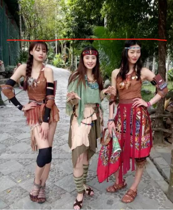 Hình ảnh sẽ không có gì đáng chú ý nếu như dân mạng không phát hiện ra nữ MC Thẩm Mộng Thần kéo dài người cao bằng siêu mẫu Lưu Văn