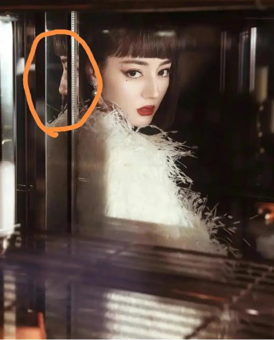 Dù sở hữu sống mũi cao vút, thế nhưng chiếc mũi Địch Lệ Nhiệt Ba không thẳng tắp như nhiều người vẫn tưởng. Bằng chứng là thợ photoshop đã quên chỉnh hình chiếc mũi phản chiếu trong gương