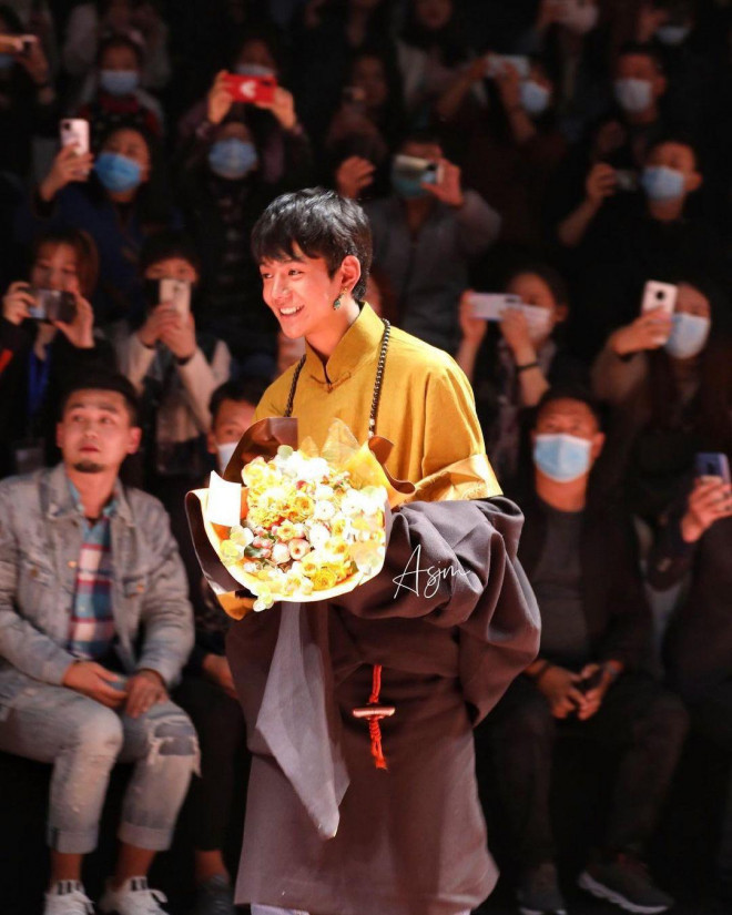 Chang chan bo noi tieng voi nu cuoi toa nang