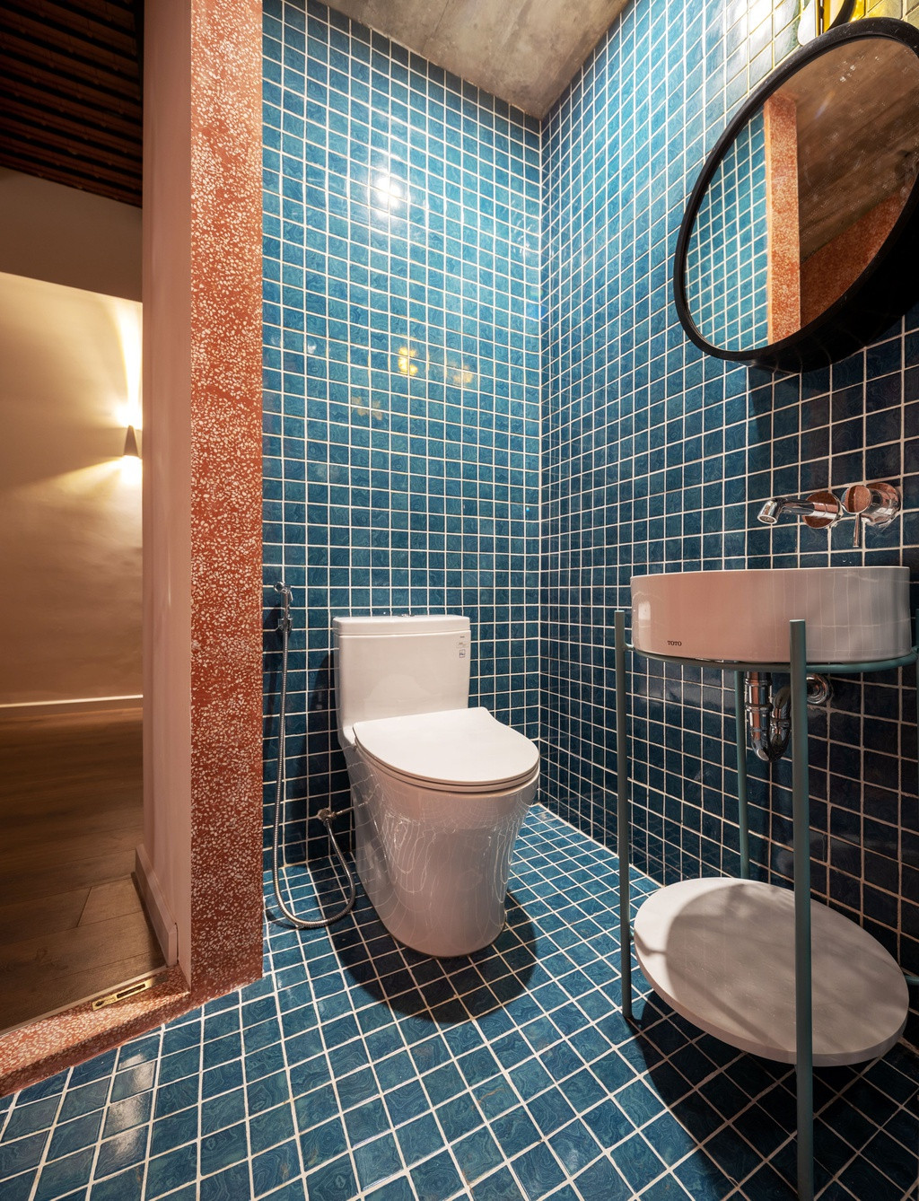 br/> Nhà tắm là không gian với điểm nhấn là gạch ốp màu xanh trẻ trung.