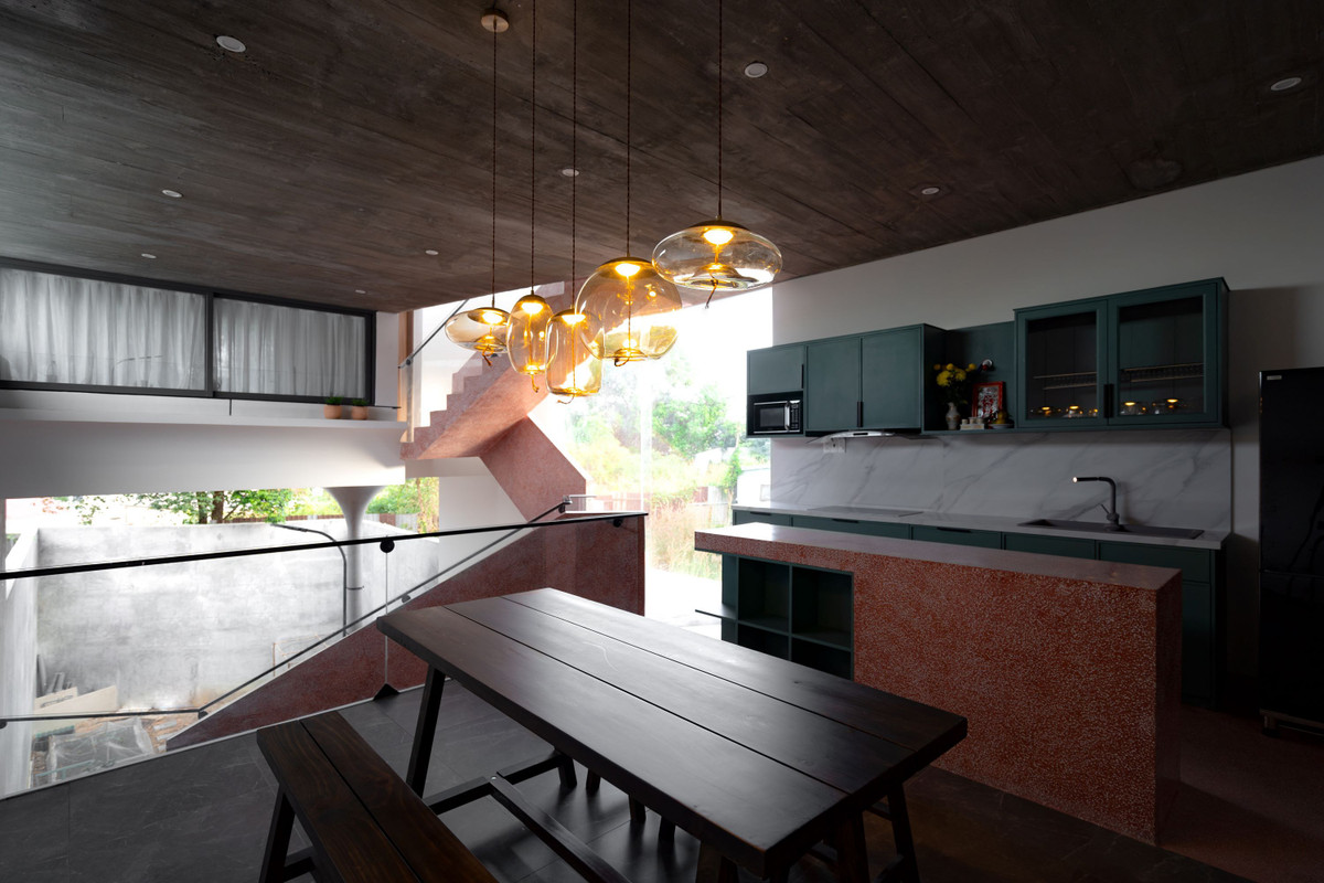 Nhà bếp và khu vực ăn là không gian sinh hoạt chung của gia đình với thiết kế thông thoáng, các chất liệu gần gũi và màu sắc nổi bật.