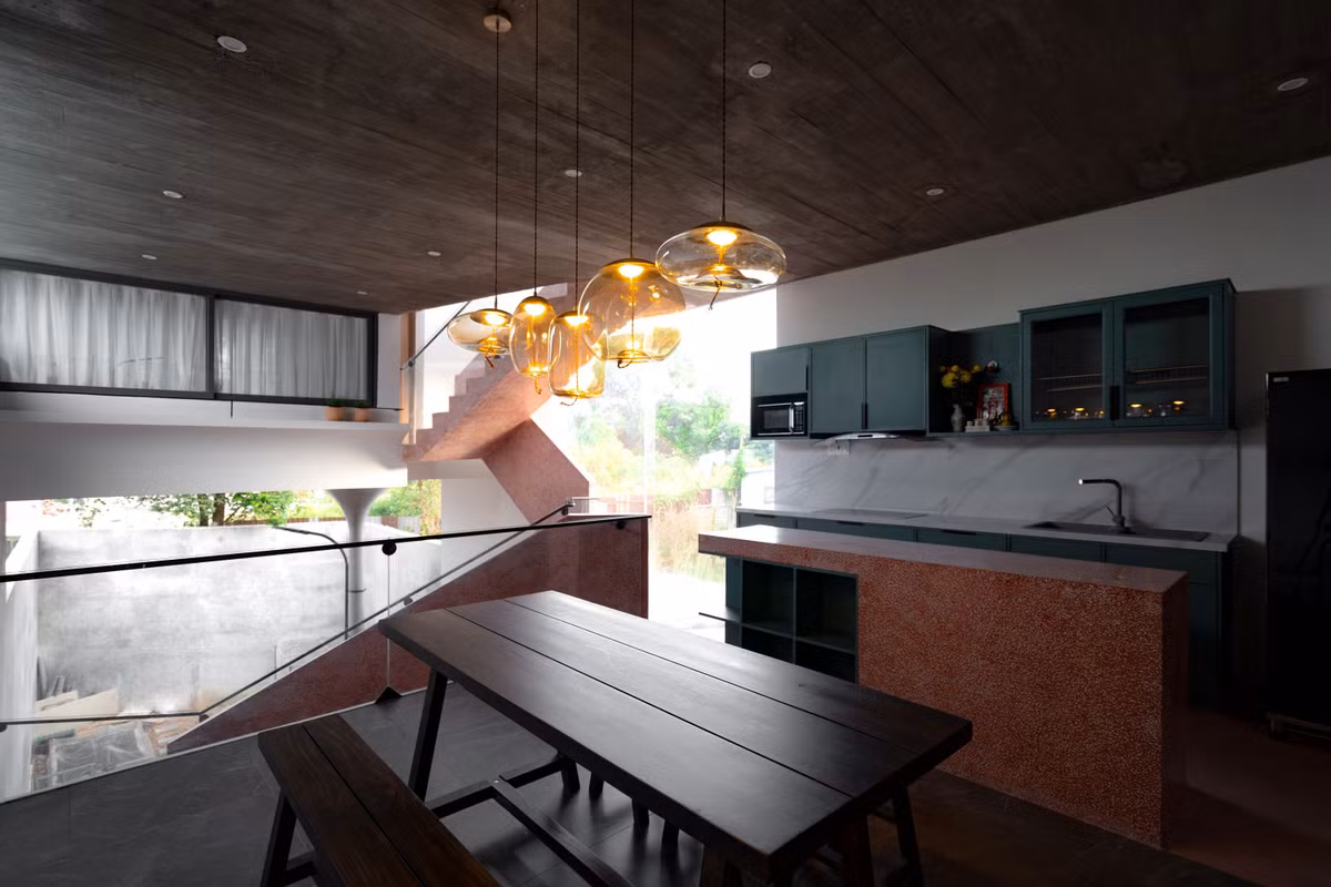 Nhà bếp và khu vực ăn là không gian sinh hoạt chung của gia đình với thiết kế thông thoáng, các chất liệu gần gũi và màu sắc nổi bật.