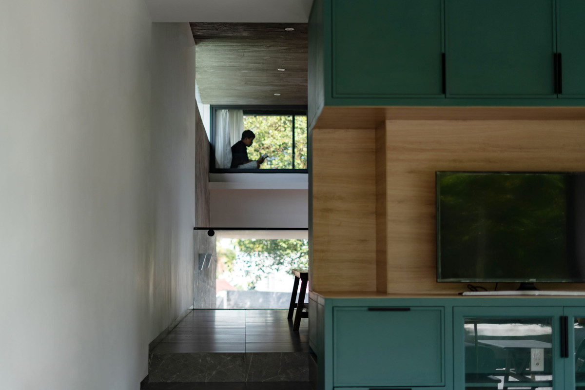 Thiết kế lệch tầng của công trình tạo nên những khoảng không gian tràn ngập ánh sáng tự nhiên.