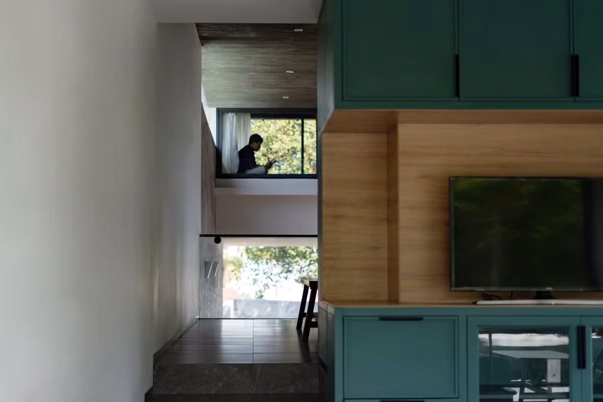 Thiết kế lệch tầng của công trình tạo nên những khoảng không gian tràn ngập ánh sáng tự nhiên.