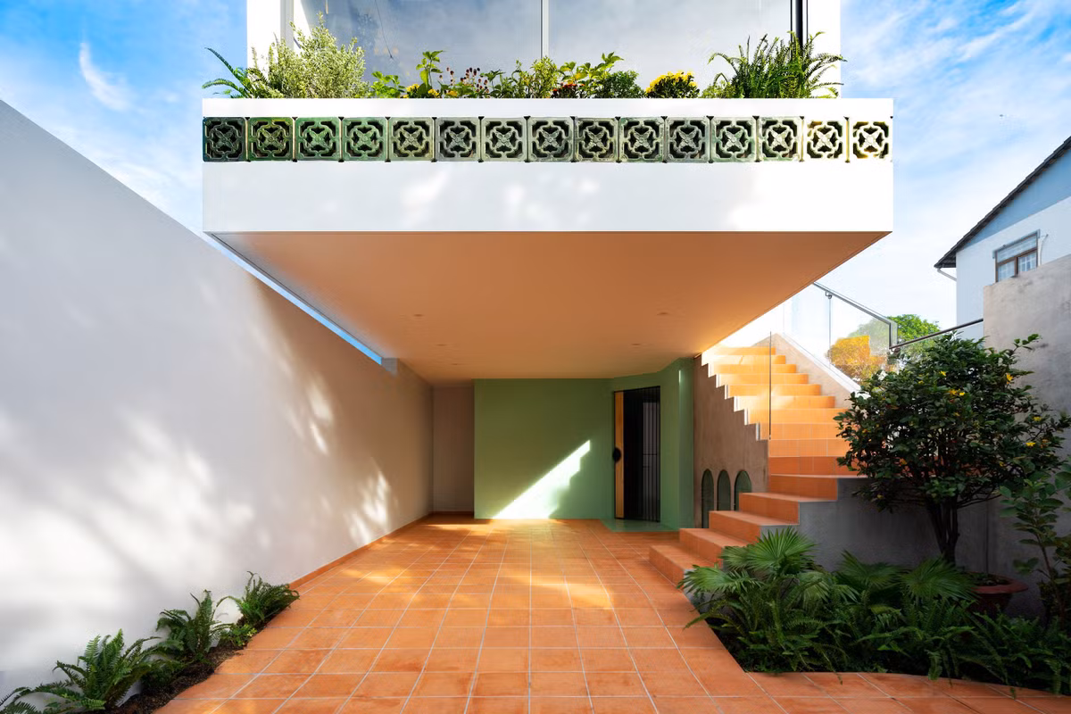 Căn nhà được chia làm 2 phần theo phương đứng bởi hai cầu thang riêng biệt. Cầu thang phía trước dành cho không gian chung, từ garage dẫn lên phòng khách.