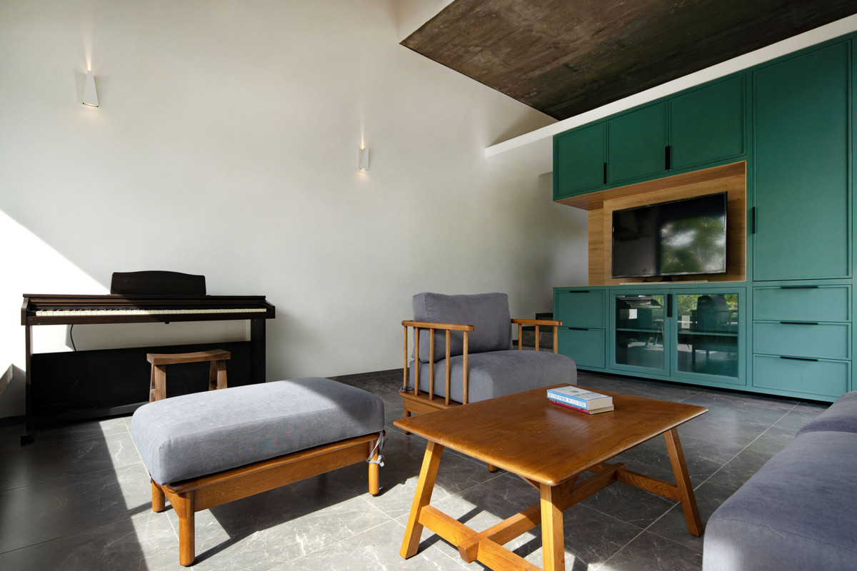 Phòng khách của căn nhà được thiết kế với những gam màu trang nhã, đơn giản nhưng vẫn cá tính.