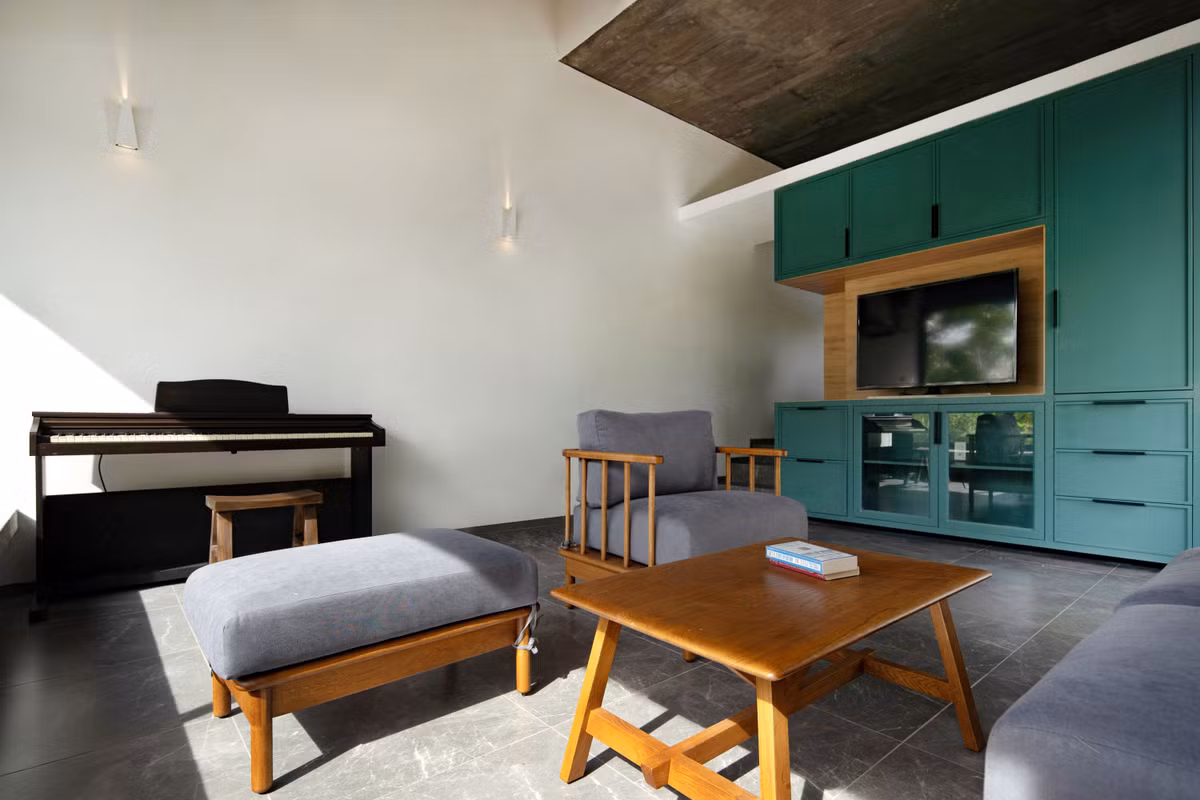 Phòng khách của căn nhà được thiết kế với những gam màu trang nhã, đơn giản nhưng vẫn cá tính.