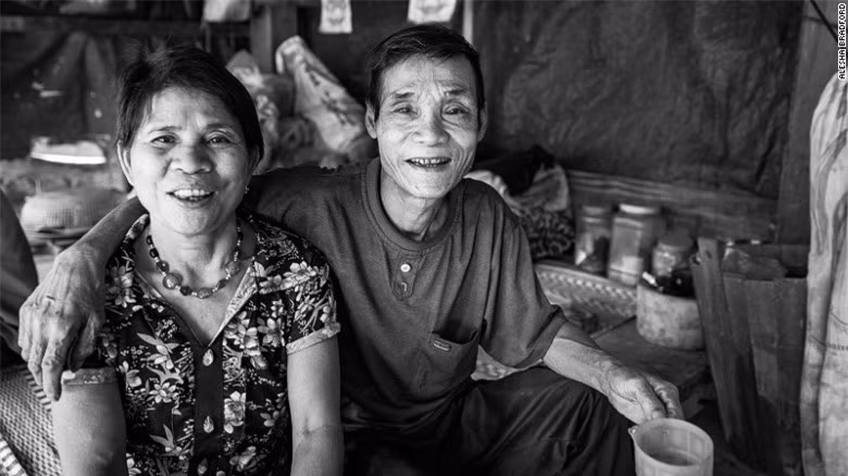 Để đi đến được Sơn Đoòng, hành trình của du khách sẽ phải ghé ngang qua Bản Đoòng – một bản nhỏ của người Bru-Vân Kiều với khoảng hơn 40 người sinh sống. 