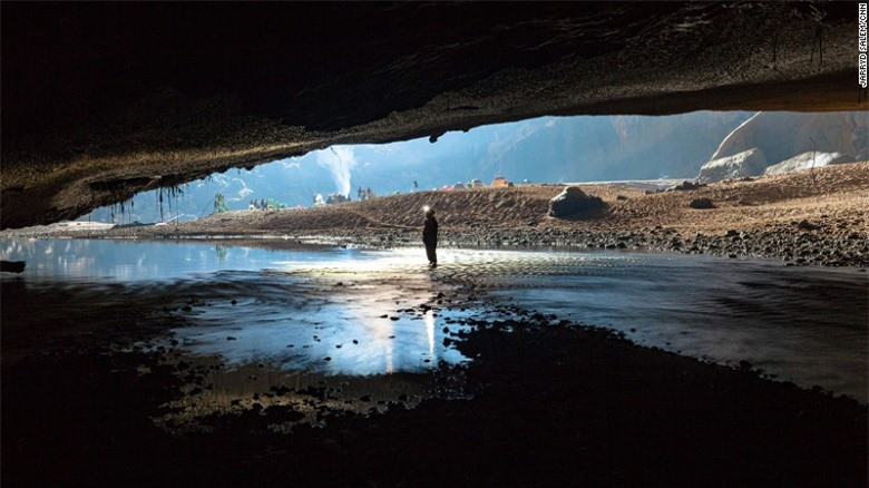 Một hành lang hẹp nối 2 phần của hang Én.