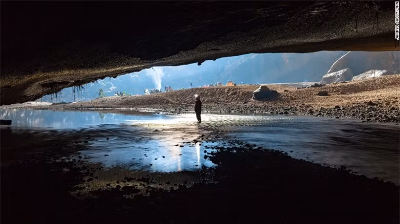 Một hành lang hẹp nối 2 phần của hang Én.